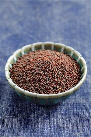 Black mustard seeds in a bowl Foto de stock - Sin royalties Premium, Código: 659-06902801