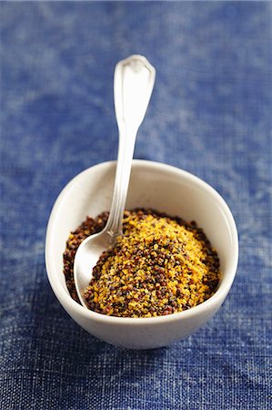 Ground black mustard seeds in a small bowl Photographie de stock - Premium Libres de Droits, Code: 659-06902803