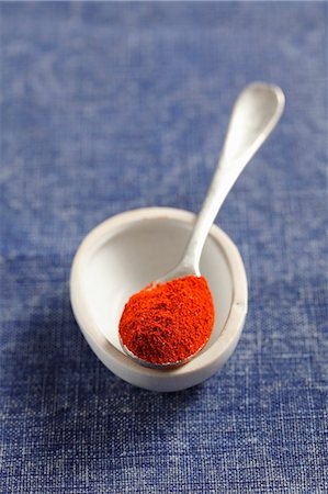 paprika - Sweet paprika on a spoon Stock Photo - Premium Royalty-Free, Code: 659-06902823