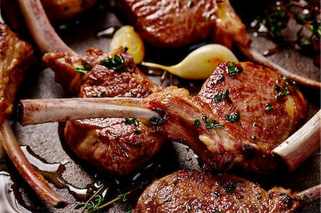Fried lamb chops with garlic and rosemary Photographie de stock - Premium Libres de Droits, Code: 659-06902930