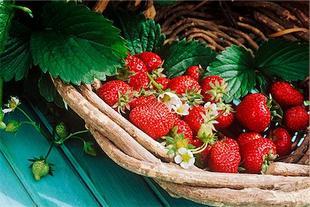 strawberries - Fresh strawberries with leaves in basket Stock Photo - Premium Royalty-Free, Code: 659-06903153