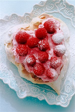 simsearch:659-06903182,k - heart shaped meringue with cream and rasberries on heart shape plate Foto de stock - Sin royalties Premium, Código: 659-06903162