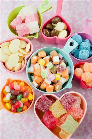 bowls of mixed sweets, jellies; chocolates Photographie de stock - Premium Libres de Droits, Code: 659-06903184