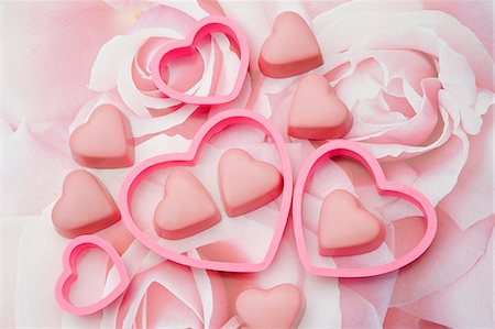 simsearch:659-06903182,k - pink chocolate love hearts with heart shaped cookie cutters on a pastel rose pattern Foto de stock - Sin royalties Premium, Código: 659-06903180