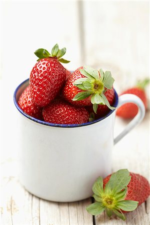 simsearch:659-06186270,k - Strawberries in an enamel cup Stock Photo - Premium Royalty-Free, Code: 659-06903279