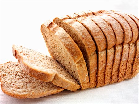 Sliced wholemeal bread Photographie de stock - Premium Libres de Droits, Code: 659-06903381