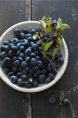 Blueberries with leaves in a bowl Stock Photo - Premium Royalty-Free, Code: 659-06903394