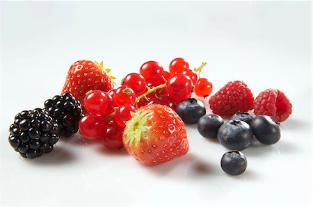 Blackberries, redcurrants, strawberries, blueberries and raspberries Foto de stock - Sin royalties Premium, Código: 659-06903418