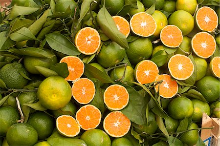 simsearch:659-06187957,k - Many Fresh Organic Sicilian Oranges; Some Whole, Some Halved; Leaves Photographie de stock - Premium Libres de Droits, Code: 659-06903491