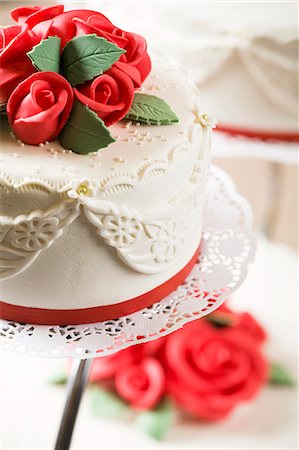 simsearch:659-06185283,k - A wedding cake with red marzipan roses Stock Photo - Premium Royalty-Free, Code: 659-06903599