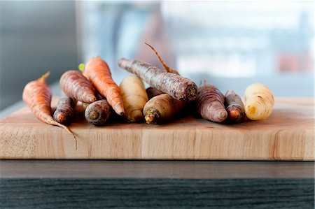 simsearch:659-07609605,k - Carrots of assorted colours on a chopping board Stock Photo - Premium Royalty-Free, Code: 659-06903591