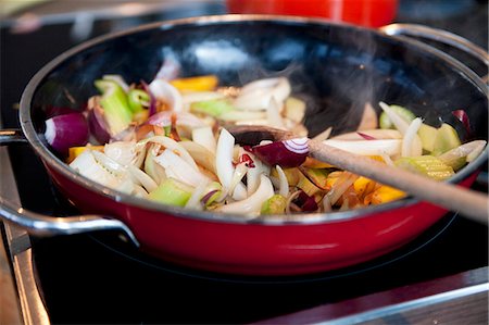 sauteeing - Vegetables in a pan Photographie de stock - Premium Libres de Droits, Code: 659-06903593