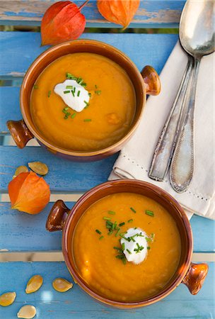 squash (vegetable) - Pumpkin soup with chives and a blob of sour cream Foto de stock - Sin royalties Premium, Código: 659-06903647