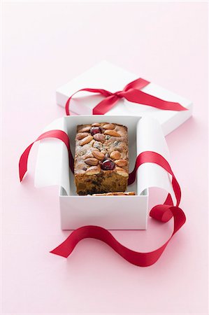 A miniature fruit cake as a Christmas present Stock Photo - Premium Royalty-Free, Code: 659-06903657