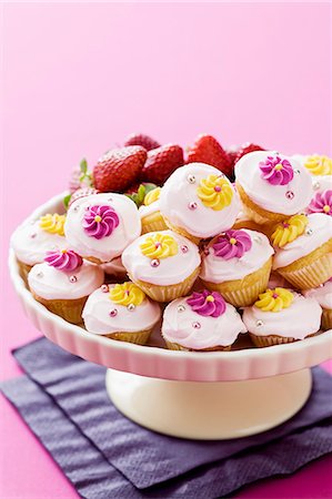 simsearch:659-06903190,k - Lots of mini cupcakes decorated with sugar flowers, on a cake stand Stock Photo - Premium Royalty-Free, Code: 659-06903652