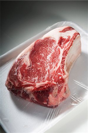 packed - Bone-In Steak on Styrofoam Dish Wrapped in Plastic Foto de stock - Sin royalties Premium, Código: 659-06903721