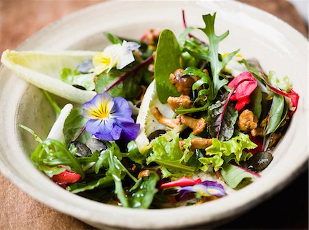 edible flower - Mixed lettuce with edible flowers and chanterelle mushrooms Stock Photo - Premium Royalty-Free, Code: 659-06903749