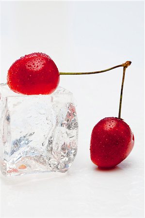 simsearch:659-07597339,k - Red cherries with an ice cube Stock Photo - Premium Royalty-Free, Code: 659-06903771