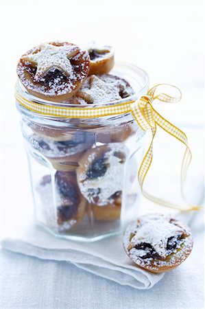 Mince pies in a jar tied with a ribbon Stock Photo - Premium Royalty-Free, Code: 659-06903798