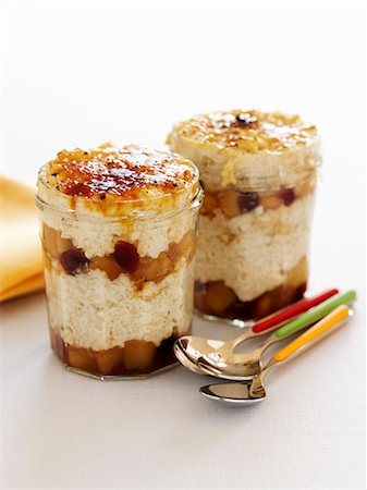 Layered Oatmeal, Fruit and Caramel Jars; Spoons Photographie de stock - Premium Libres de Droits, Code: 659-07026824