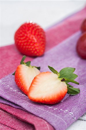 simsearch:659-06306291,k - Whole and halved strawberries lying on a napkin Stock Photo - Premium Royalty-Free, Code: 659-07026969