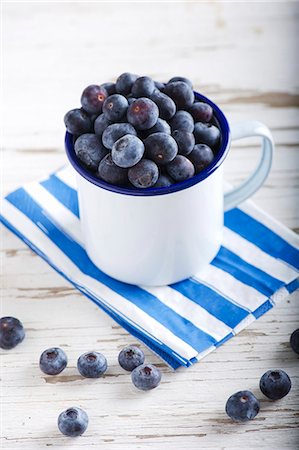 Lots of blueberries in an enamel mug Stock Photo - Premium Royalty-Free, Code: 659-07027019
