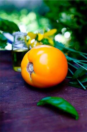 simsearch:659-06306291,k - Whole Yellow Tomato with a Basil Leaf Stock Photo - Premium Royalty-Free, Code: 659-07027086