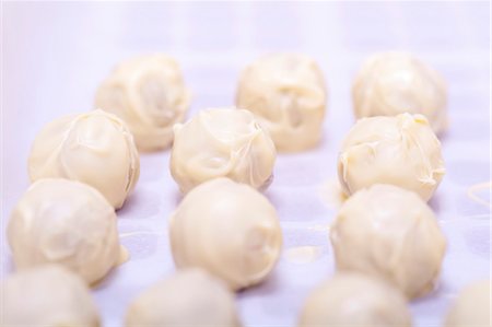 simsearch:841-06805239,k - Several home-made white chocolate truffles Stock Photo - Premium Royalty-Free, Code: 659-07027106