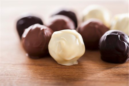 simsearch:841-06805239,k - Assorted home-made chocolate truffles Stock Photo - Premium Royalty-Free, Code: 659-07027115