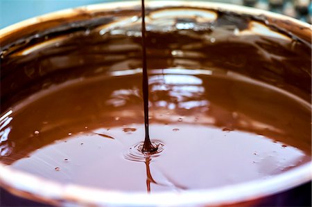 Melted chocolate in a bowl Foto de stock - Sin royalties Premium, Código: 659-07027113