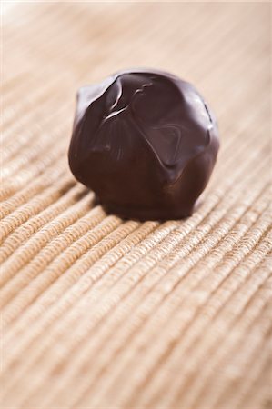 A home-made chocolate truffle coated in dark chocolate Photographie de stock - Premium Libres de Droits, Code: 659-07027122
