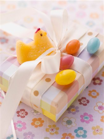 An Easter parcel with fondant chicks and sugar eggs Foto de stock - Sin royalties Premium, Código: 659-07027221