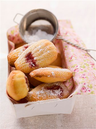 pastry - Madeleines with raspberry jam and icing sugar in a bowl Stock Photo - Premium Royalty-Free, Code: 659-07027256