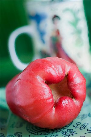simsearch:659-06306291,k - A red rose apple Stock Photo - Premium Royalty-Free, Code: 659-07027508