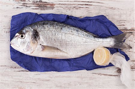 packed - A raw gilt-head bream on purple paper Stock Photo - Premium Royalty-Free, Code: 659-07027567