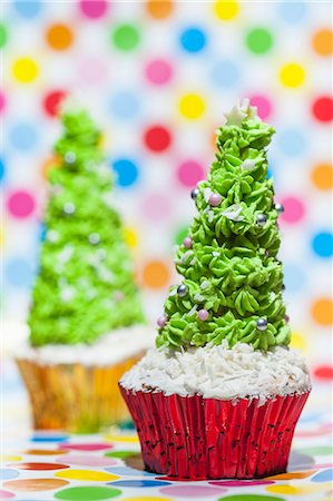 simsearch:659-07069631,k - Two Christmas tree cupcakes Stock Photo - Premium Royalty-Free, Code: 659-07027562