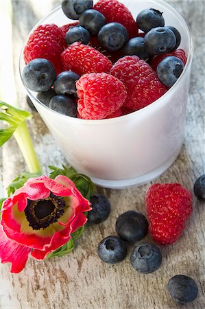 Fresh berries in a mug Stock Photo - Premium Royalty-Free, Code: 659-07027638