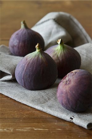 fruits in wooden table - Red figs Stock Photo - Premium Royalty-Free, Code: 659-07027639