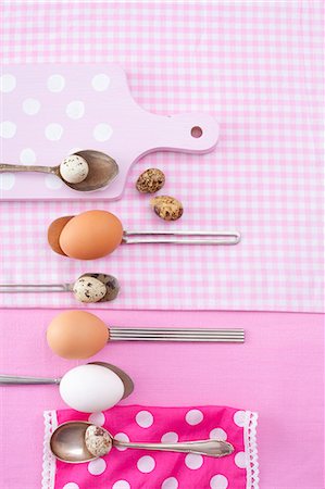 simsearch:659-06373112,k - Chicken eggs and quail's eggs on spoons (view from above) Stock Photo - Premium Royalty-Free, Code: 659-07027701