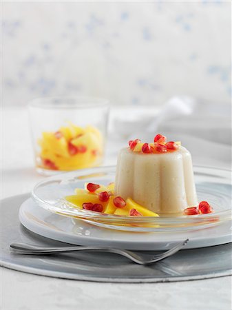 Semolina pudding with fruit salad Stock Photo - Premium Royalty-Free, Code: 659-07027729