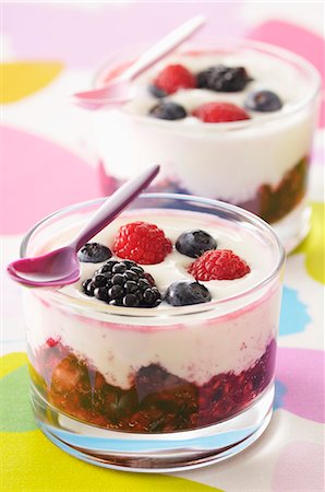 dessert - Panna cotta with berries Photographie de stock - Premium Libres de Droits, Code: 659-07027778