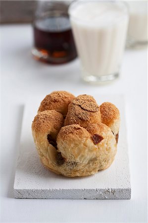 danish - Pfaffenhut (puff pastry turnover) with pear filling Stock Photo - Premium Royalty-Free, Code: 659-07027808