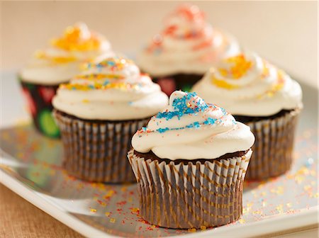 simsearch:659-06903190,k - Chocolate Cupcakes with Vanilla Frosting and Colored Sugar Crystals; On a Platter Stock Photo - Premium Royalty-Free, Code: 659-07027868