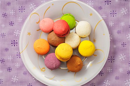 special occasion - Colourful macaroons on a plate (Christmassy) Stock Photo - Premium Royalty-Free, Code: 659-07027903