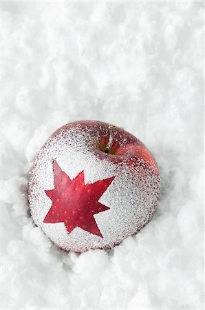 stars on white background - Christmas apple with snow Photographie de stock - Premium Libres de Droits, Code: 659-07027963