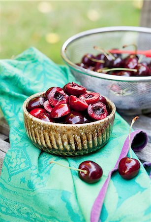 simsearch:659-07597339,k - Fresh Cherries; A Bowl of Halved and Pitted Cherries and a Colander of Whole Fresh Ones Stock Photo - Premium Royalty-Free, Code: 659-07028032