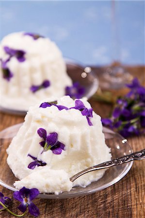 edible flower - Quark pudding with fresh violets Stock Photo - Premium Royalty-Free, Code: 659-07028044