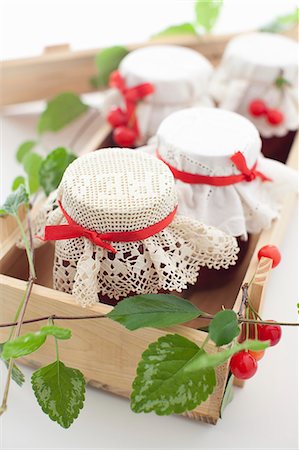 Jars of Homemade Cherry Jam in a Box Foto de stock - Sin royalties Premium, Código: 659-07028067