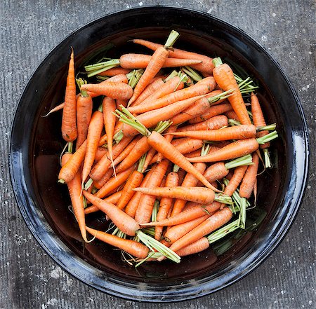 Carrots in a black bowl Photographie de stock - Premium Libres de Droits, Code: 659-07028119