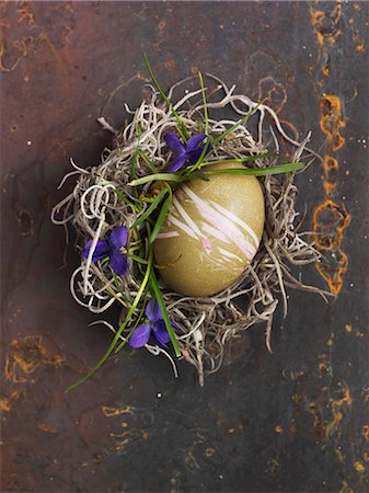 decoration - A green decorated egg for Easter in a nest Stock Photo - Premium Royalty-Free, Code: 659-07028177